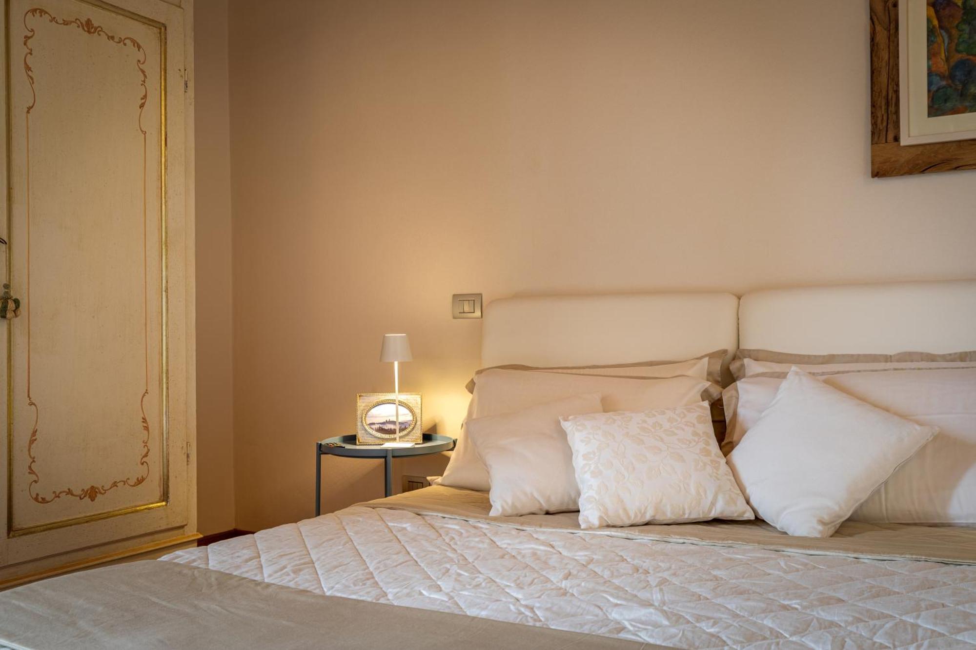 Il Castro Luxury Apartments Сан Джиминяно Екстериор снимка